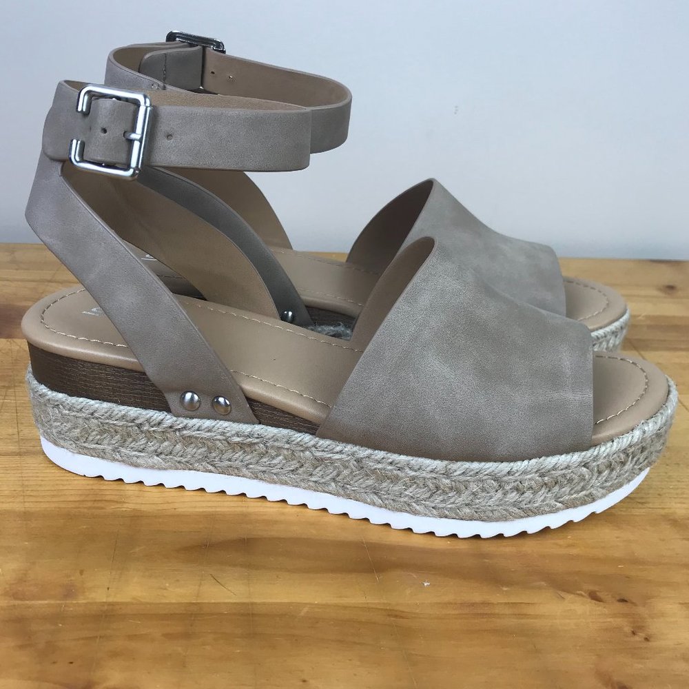 Soda Topic Espadrille Women’s Sandals Size 9